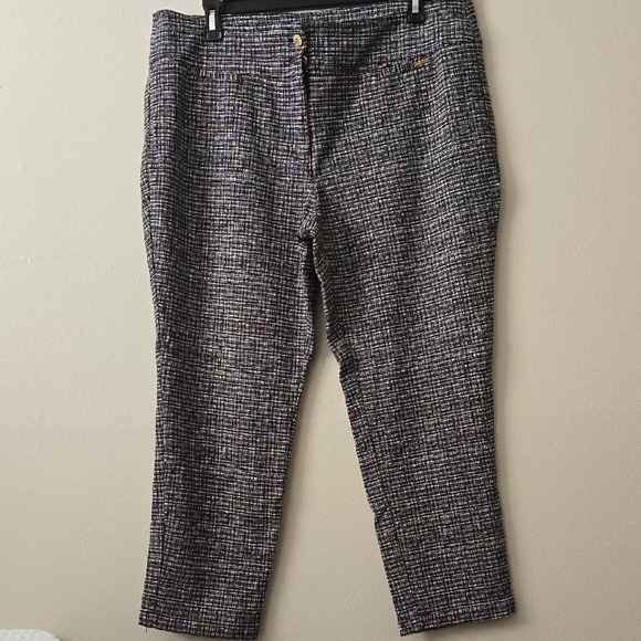 Anne Klein Black and White Textured Capris - Picture 2 of 10